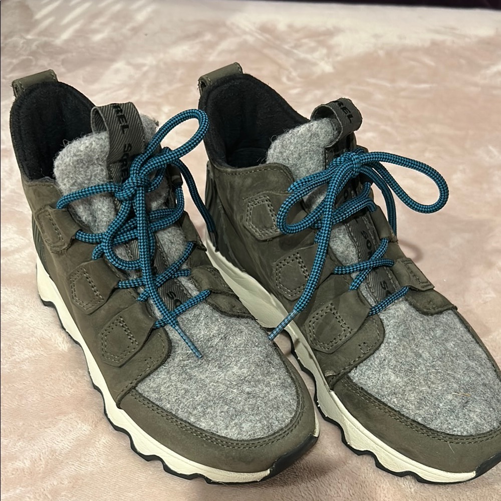 Sorel Kinetic Caribou Gray and Olive Green Ankle Boots